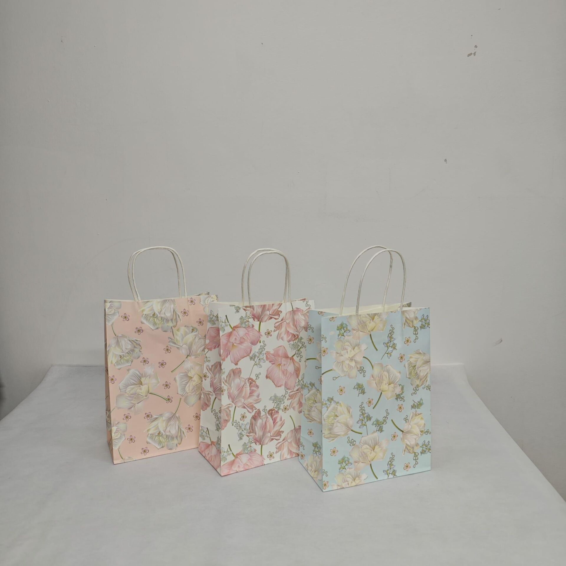ÇANTA KRAFT BÜKÜM SAPLI ÇİÇEKLİ 15*8*21 CM 12 Lİ