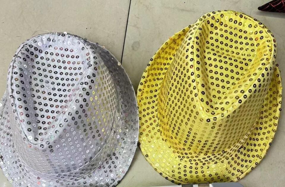 ŞAPKA KUMAŞ FÖTR PAYETLİ ALTIN