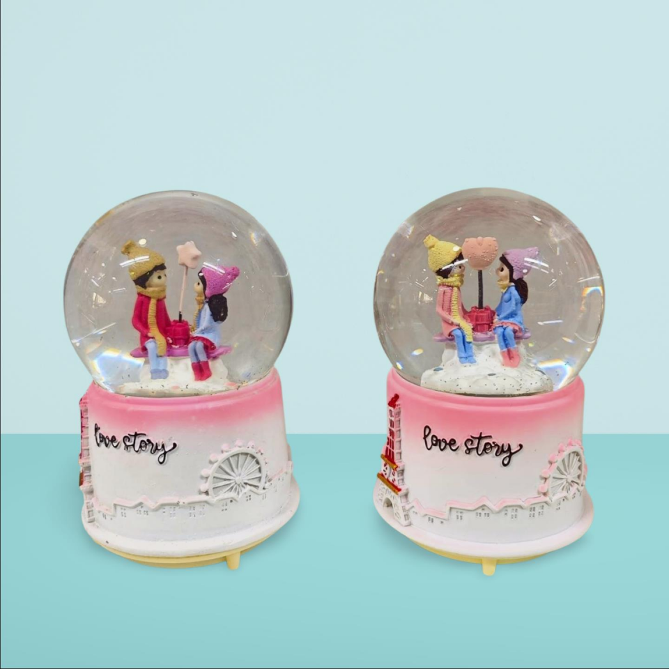 KAR KÜRESİ BANKTA UTURAN İKİLİ