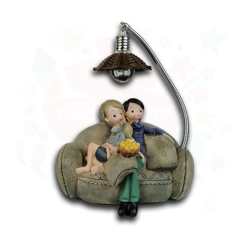 HEDİYELİK SÜS KOLTUKTA GENÇ  AŞIKLAR (IŞIKLI)