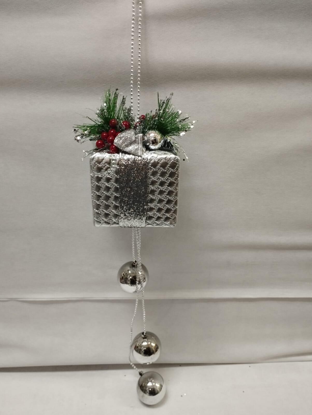 NOEL SÜS HEDİYE PAKETLİ SİMLİ TOP SÜSLÜ GÜMÜŞ