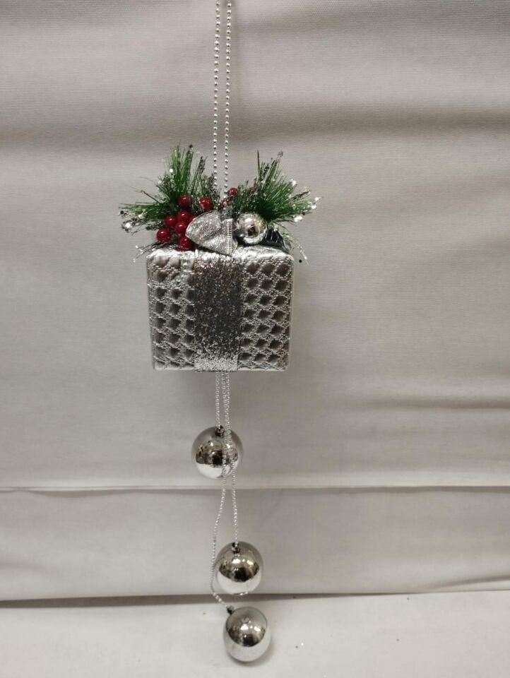 NOEL SÜS HEDİYE PAKETLİ SİMLİ TOP SÜSLÜ GÜMÜŞ