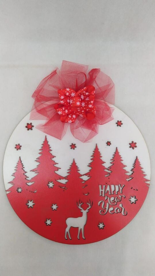 AHŞAP KAPI SÜSÜ FİYONKLU KIRMIZI AĞAÇLI (33*33 CM)