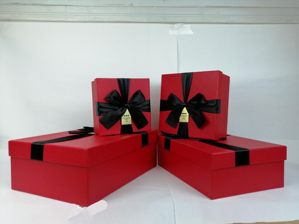 KUTU DİKDÖRTGEN KURDELELİ FYONKLU 4 LÜ SET KIRMIZI